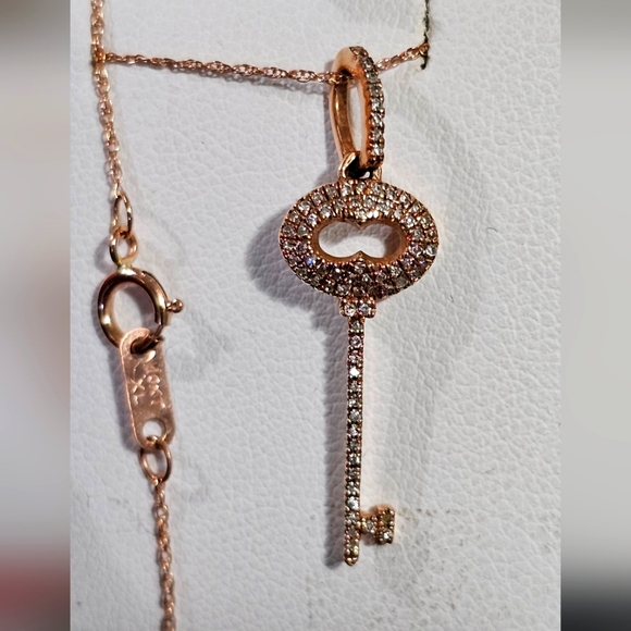 Elegant Rose Gold Key Pendant Necklace - Picture 1 of 16